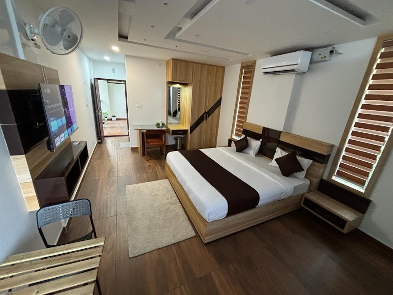 Lush Hills by Benchmark room