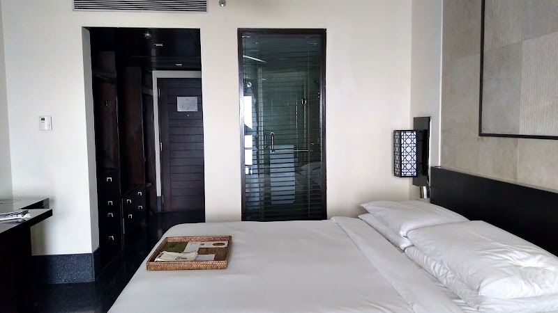 The Leela  Raviz Hotel room